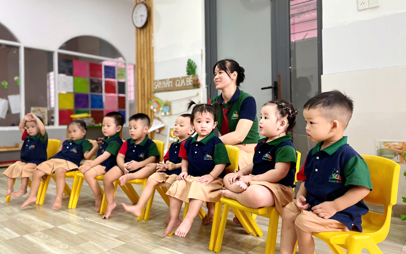 A morning at Global Star School — Vietnamese teacher and foreign co-teacher leading bilingual circle time